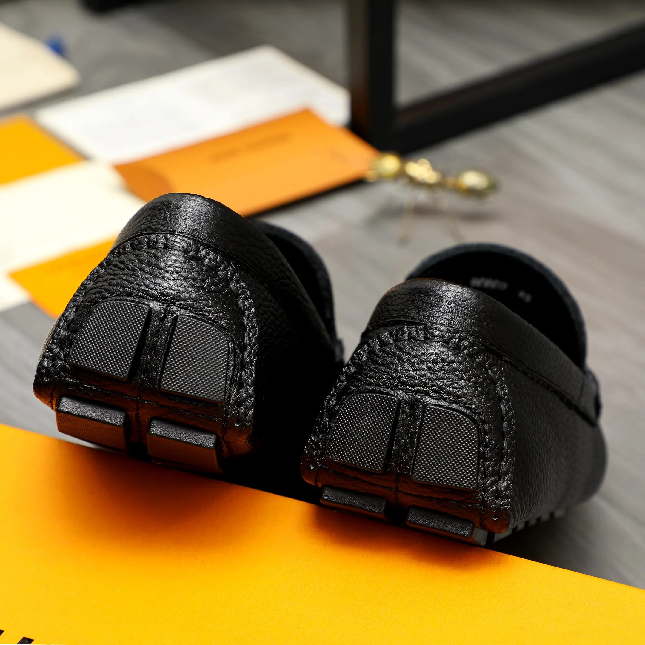 Men's shoes 💰420 Product trademark: LV "Louis Vuitton" casual slip-on shoes Regular size: 38-46 (45.46 custom-made, non-returnable) Product materials: Selected pebbled cowhide upper, sheepskin lining, original rubber outsole